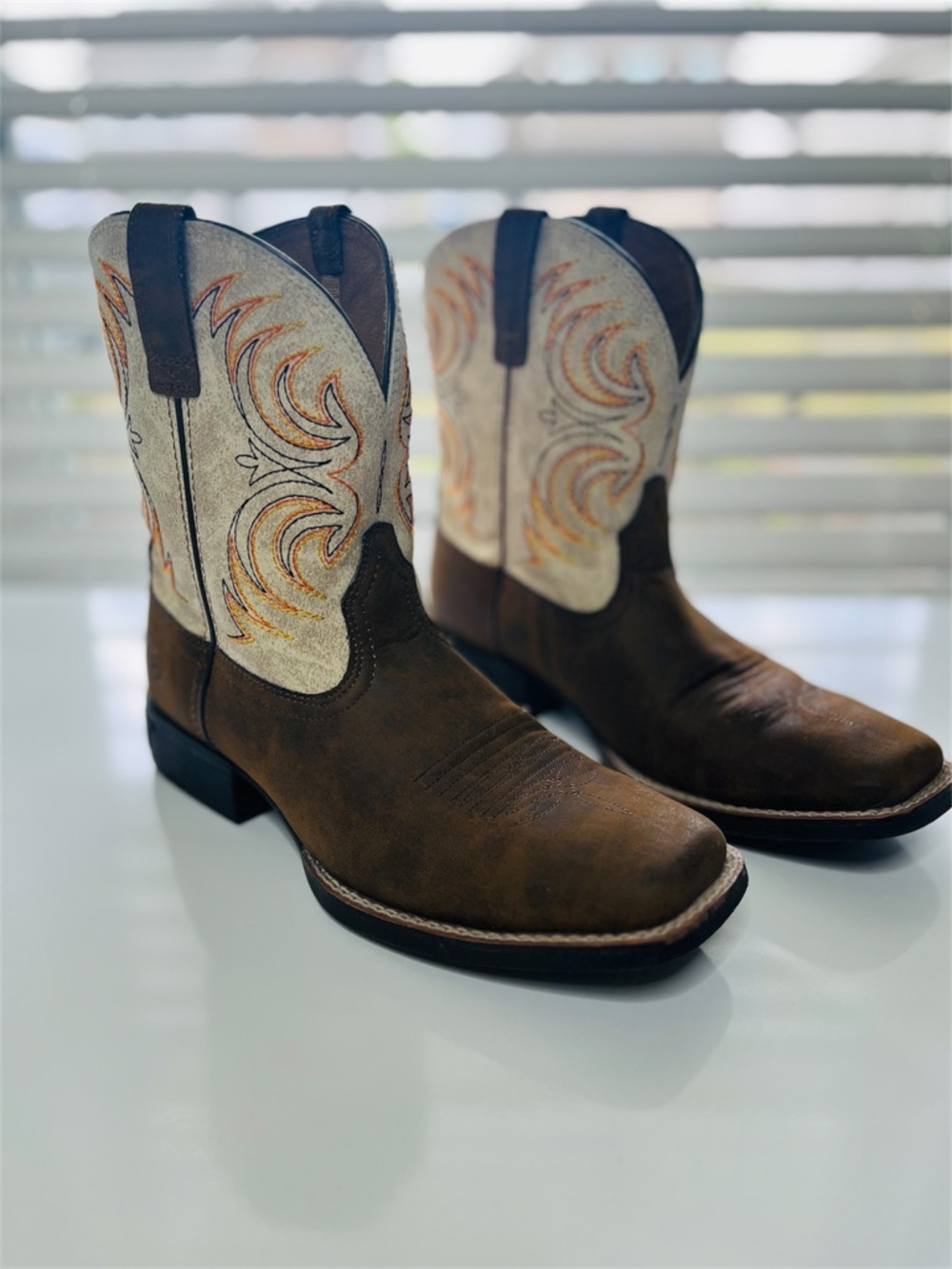 Ariat Storm Western Cowboy Embroidery Big Kid boots Size 6